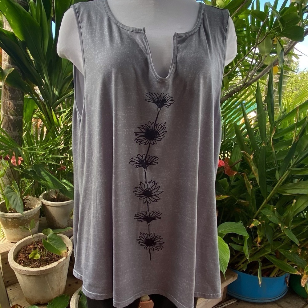 6 for $20♥️ plus sized Daisy blouse in a gray silvery color